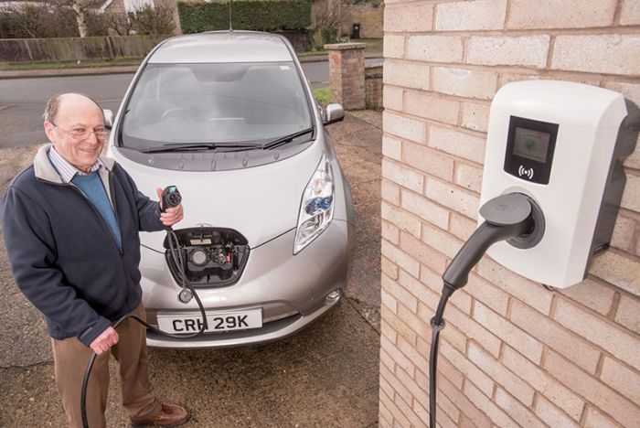 En Inglaterra se instalan cargadores inteligentes gratis