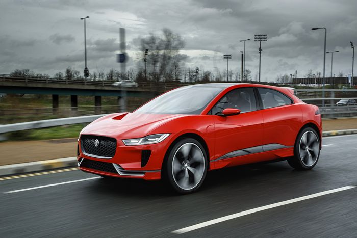 Jaguar I-Pace eléctrico on the road