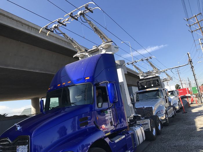 Siemens instala líneas eléctricas aereas en una autopista de California