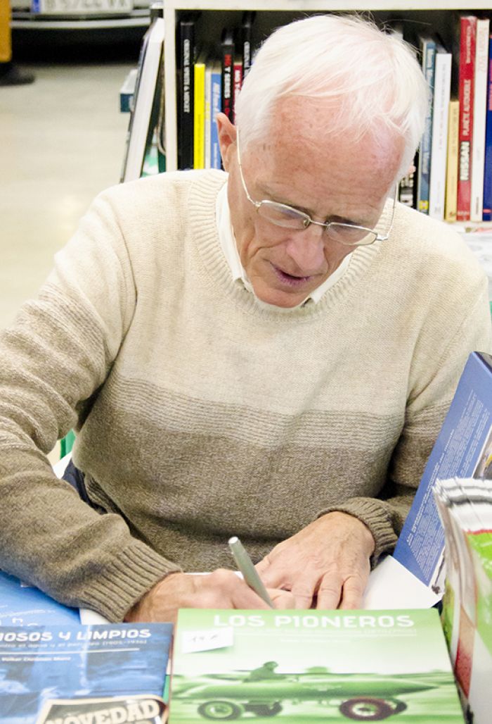 Firma de libros Historia(s) del Coche Eléctrico