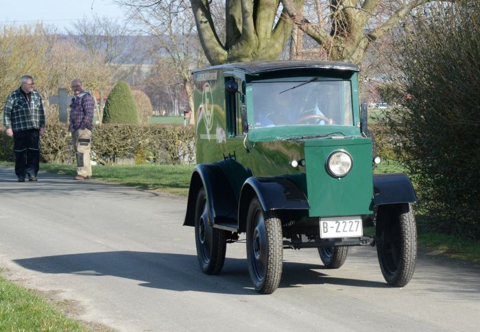 La furgoneta electrica Hawa de 1923 da sus primeros pasos