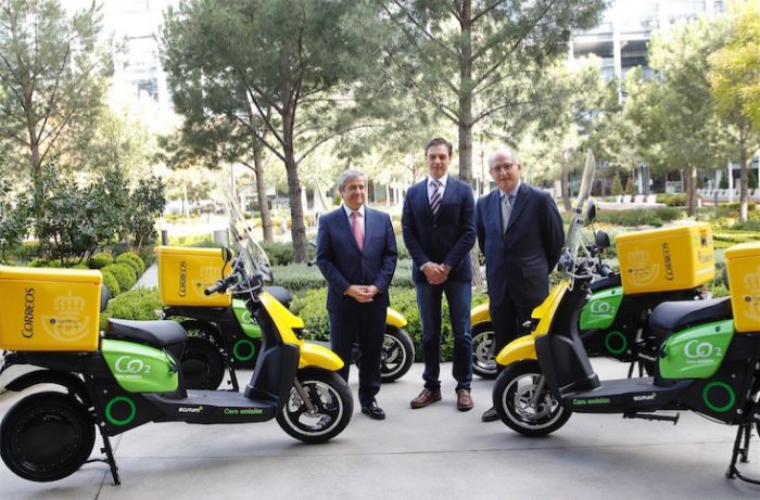 CORREOS incorpora a su flota  100 motos  eléctricas Scutum