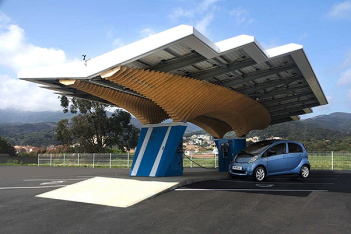 Peugeot presenta estación de recarga solar