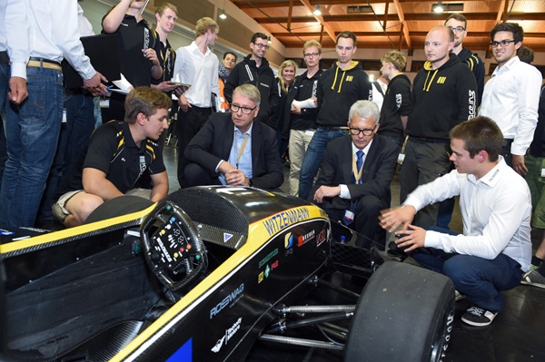 ZF Race Camp: where is the power socket on the race track?