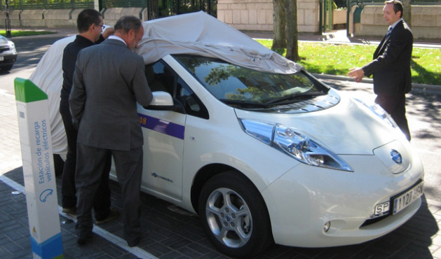 Las estaciones Merlyn recargan el primer taxi eléctrico de España