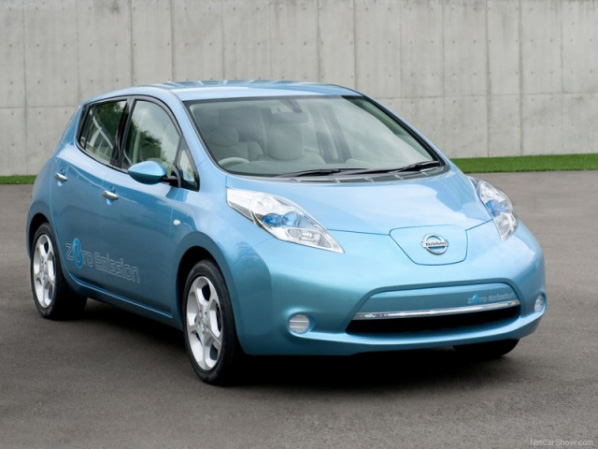 Nissan inicia las entregas del Nissan LEAF 100% eléctrico a sus clientes británicos